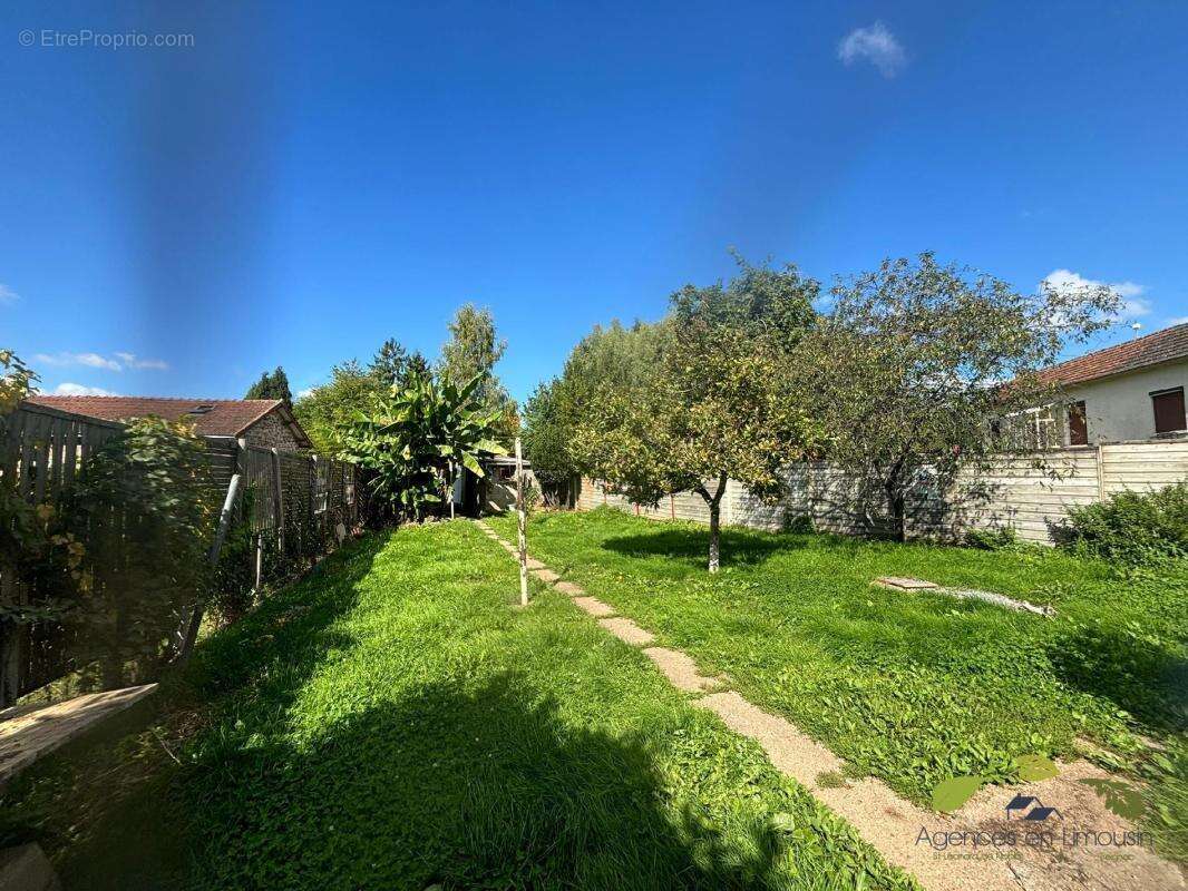 Maison à LA JONCHERE-SAINT-MAURICE