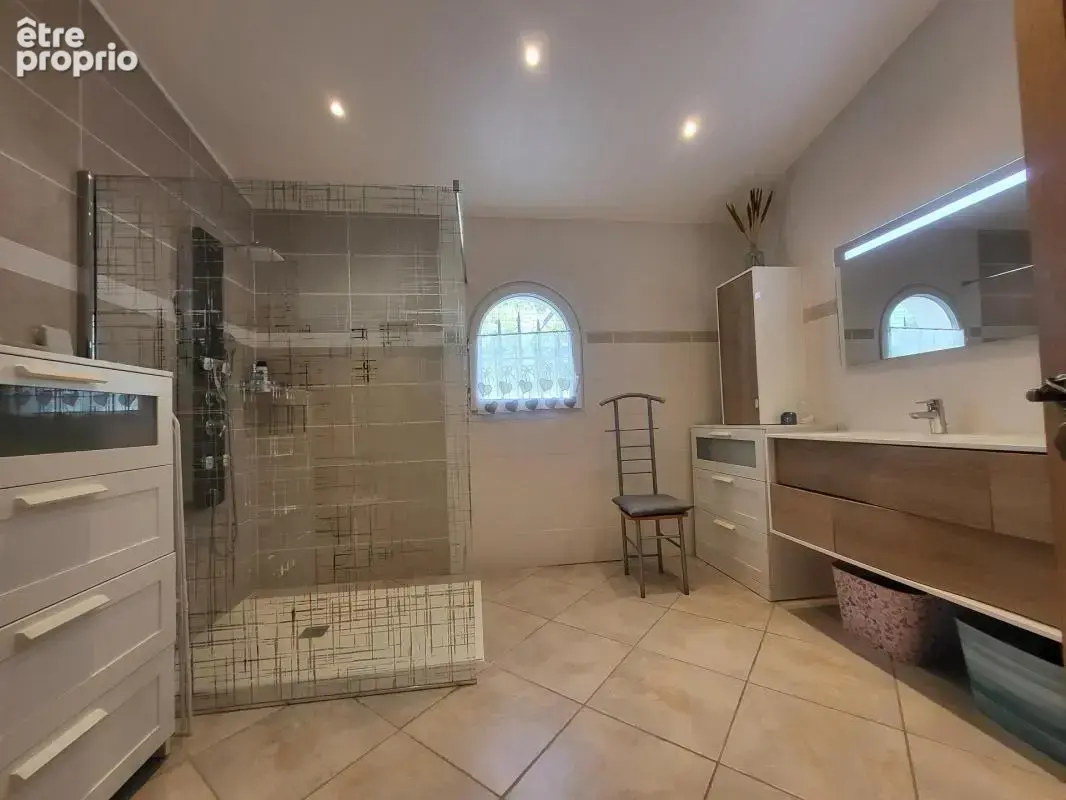 Maison de plain-pied, grande pièce de vie, 2 chambre, véranda, piscine 1600 m² de terrain - photo 8
