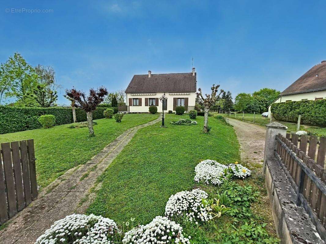 Maison à MONTGIVRAY