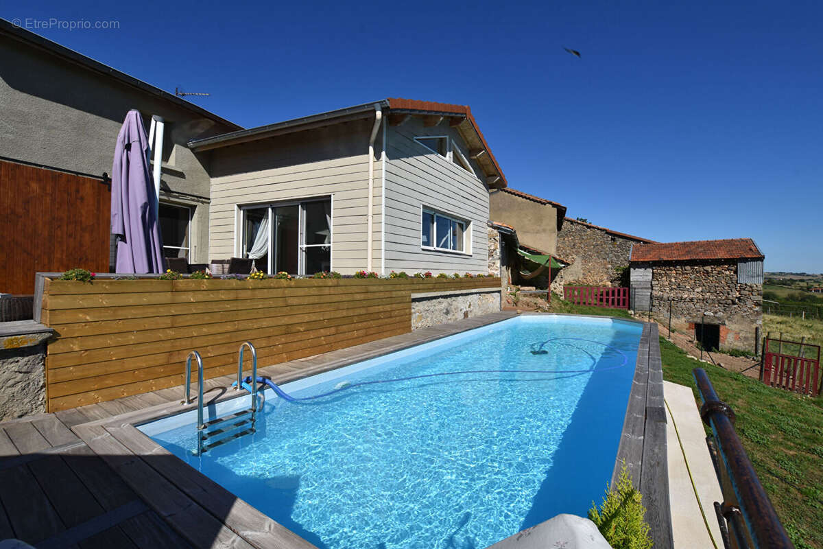 Maison à SAINT-PRIEST-LA-ROCHE