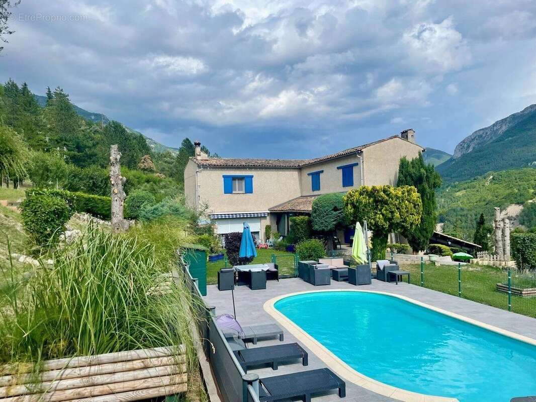 Maison à PUGET-THENIERS