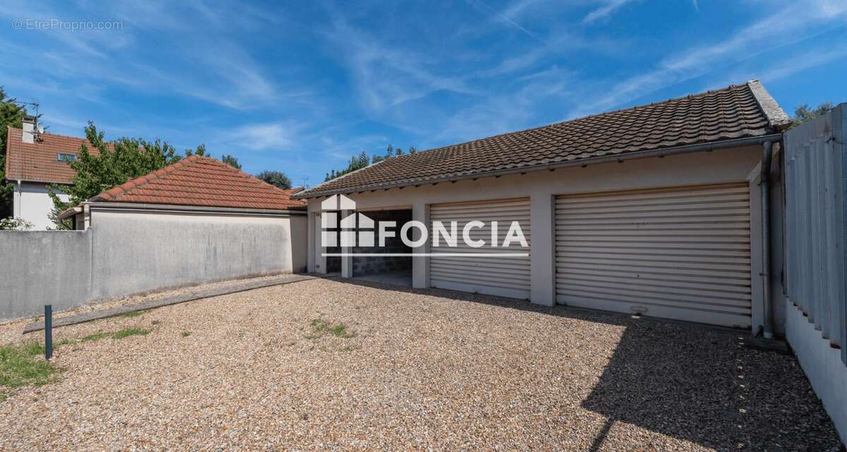 Parcelle avec trois boxs - photo 2