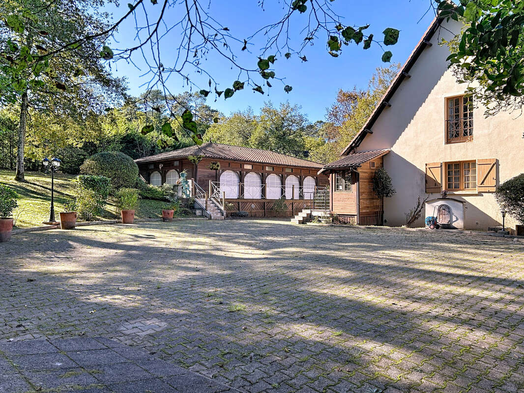 Maison à TERRASSON-LAVILLEDIEU