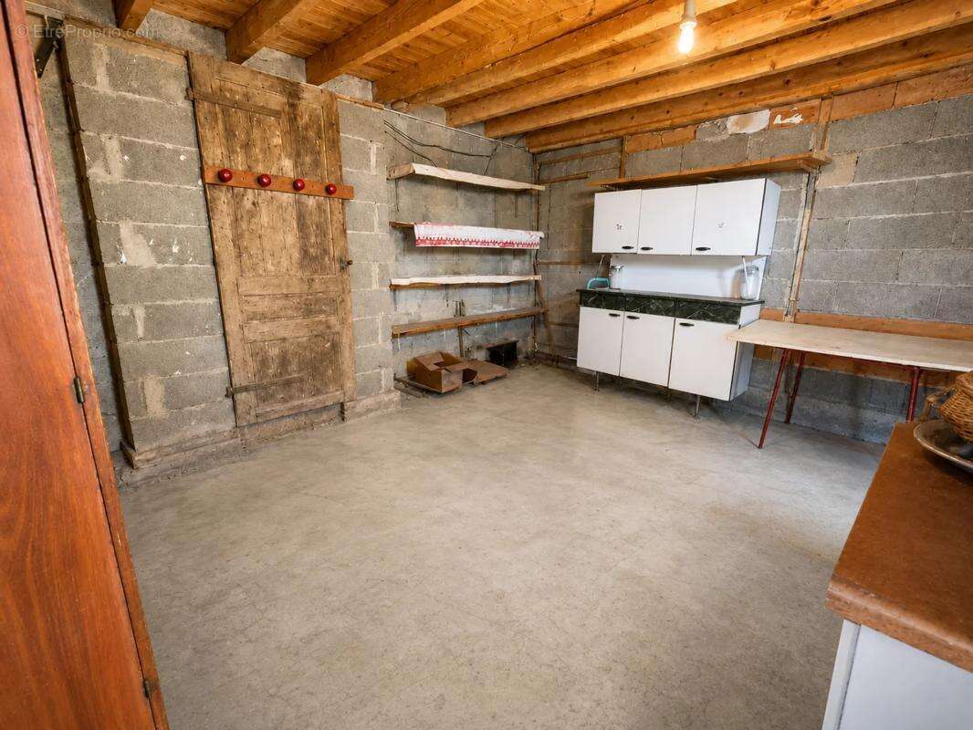 Maison de 130,94 m² à rénover avec dépendances et jardin - photo 12