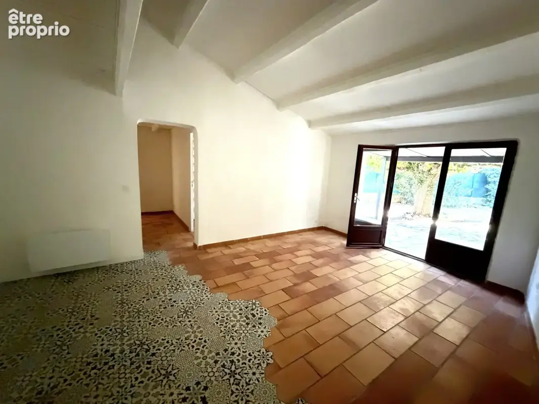 À Aups   Maison de plain-pied avec extérieur et stationnement - photo 4