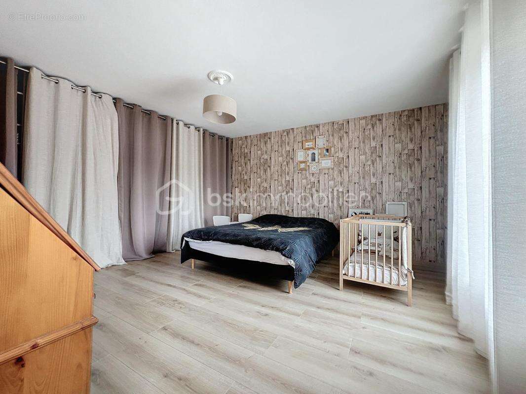 Maison à SAINT-MARTIN-DE-LA-CLUZE