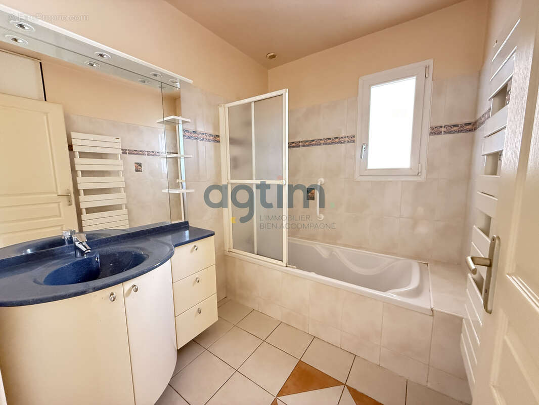 Les-Landes-Génusson, plain pied, en lotissement, 3 chambres, terrain, garage - photo 13