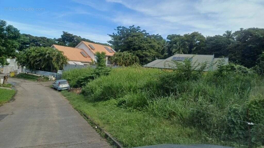 Terrain à LES TROIS-ILETS