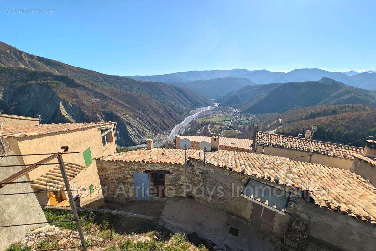Maison à CASTELLET-LES-SAUSSES