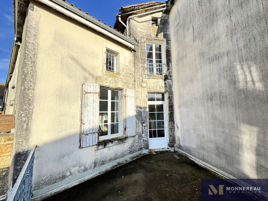 Maison à BARBEZIEUX-SAINT-HILAIRE