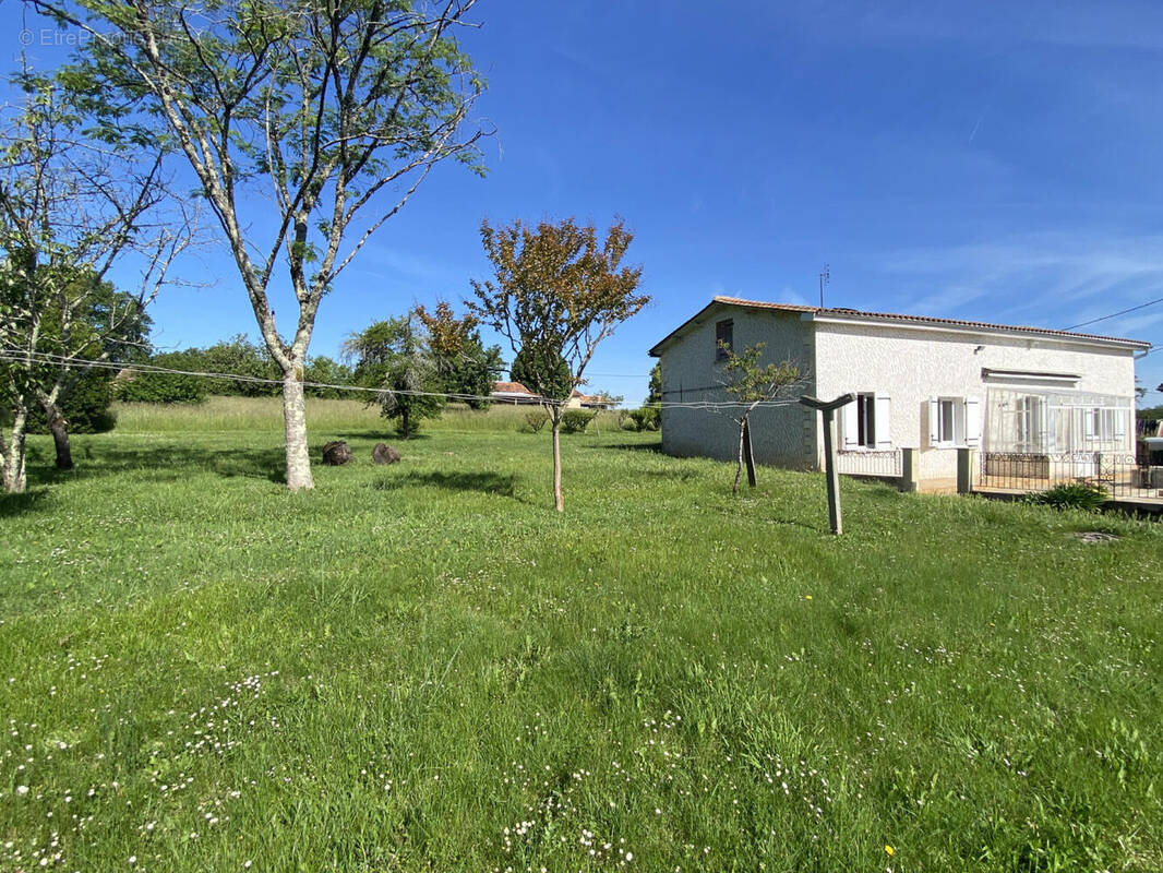 lead photo - Maison à BORS(CANTON DE MONTMOREAU-SAINT-CYBARD)