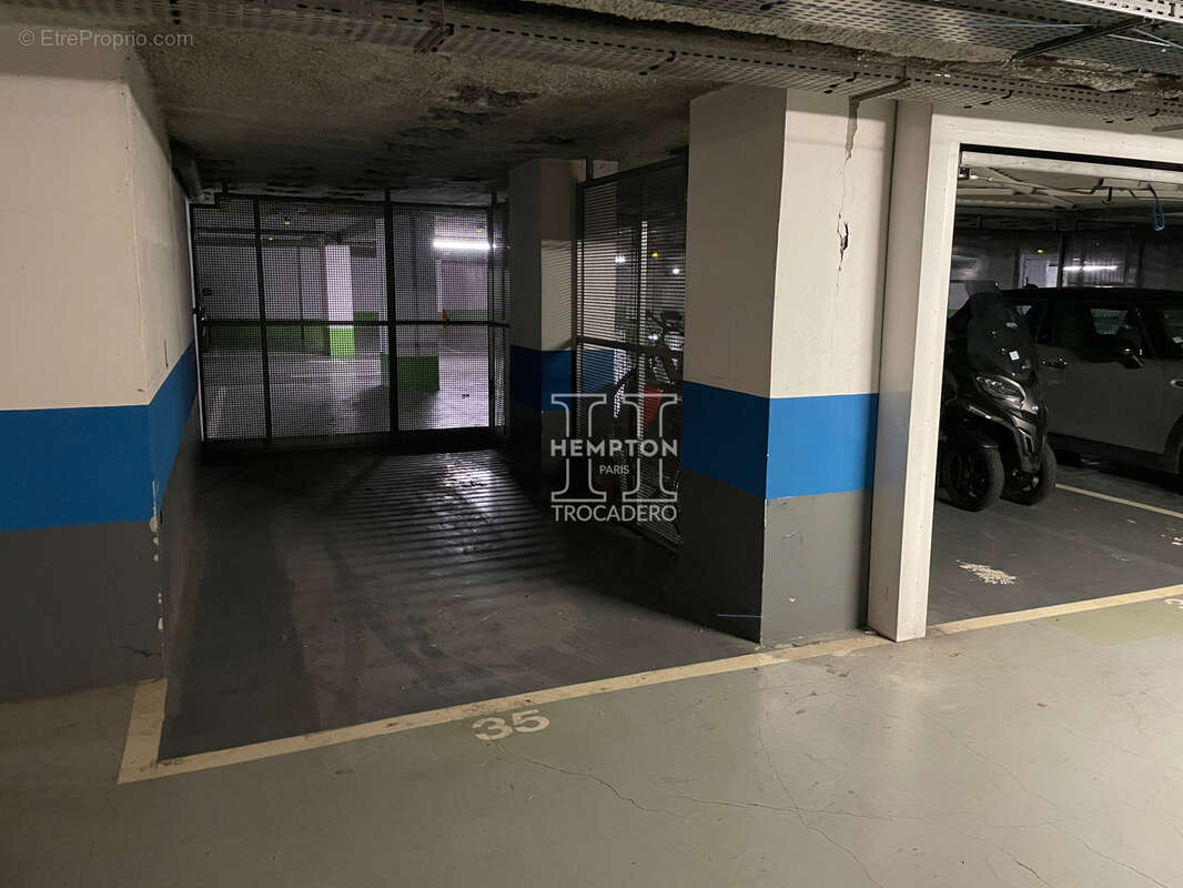 Parking à PARIS-16E
