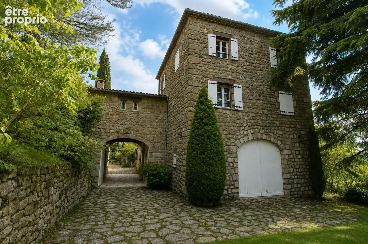 Propriété de caractère en pierre – 556 m² – Saint-Étienne-de-Serre - photo 3