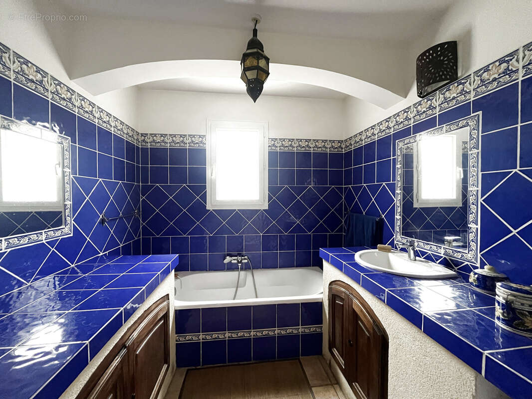 SAINT CYR SUR MER  Charmante maison avec piscine 146 M2 sur 2175 m2 de terrain - photo 8