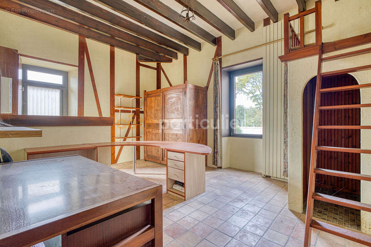 La roche sur yon -- longere en pierre -- 9 pieces -- 5 chambres -- 275 m² -- poutres apparentes -- pierre -- beaux volumes - photo 6