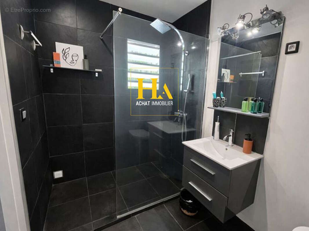Maison T6  de 232.5 m2 à Saint-Pierre - La Cafrine - photo 13
