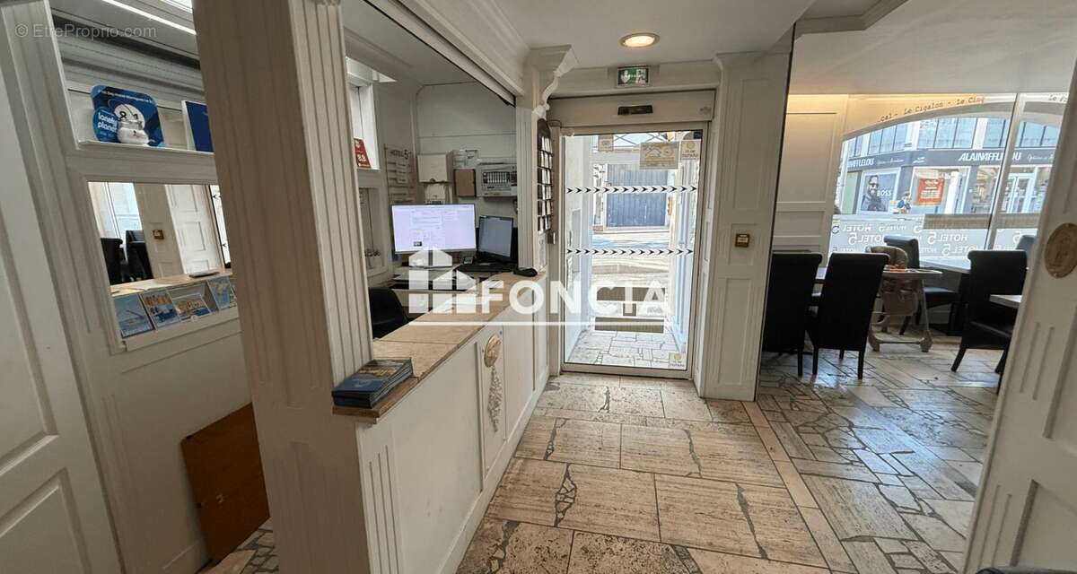 Martigues - Hôtel et coiffeur de 594 m² loué avec rendement attractif de 5,3% - photo 5