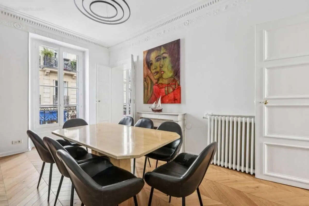 Commerce à PARIS-8E