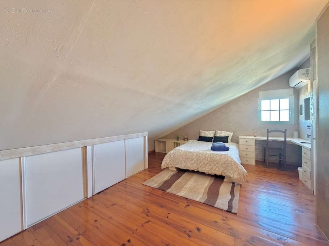 À vendre – Villa T11 d'exception avec piscine, jacuzzi et fort potentiel locatif – Mont-Vert-les-Bas (Saint-Pierre) - photo 12
