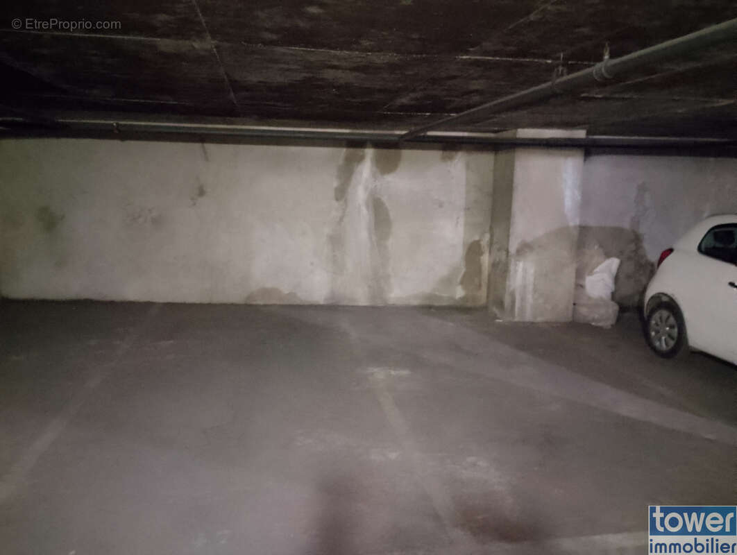 Parking à PARIS-18E