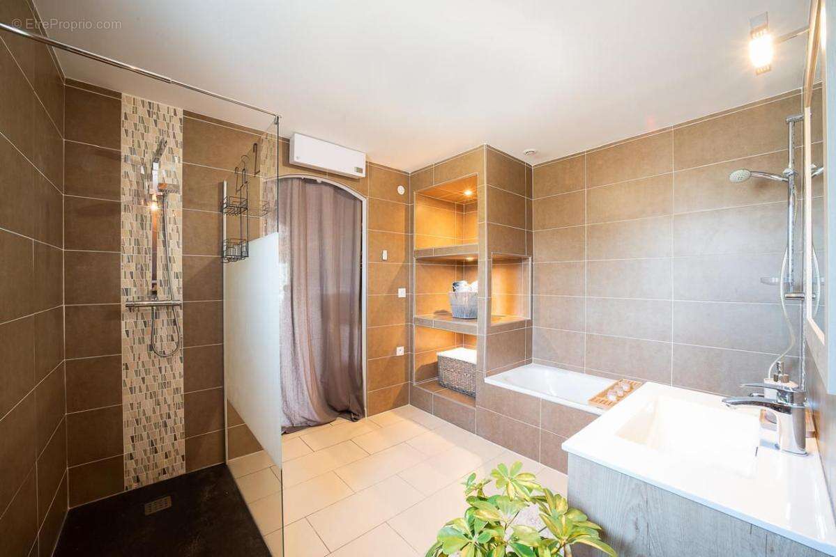 URGENT! Villa 9/10 pièces de 250m² sur terrain de 1250m² avec piscine à vendre / Céret 66400-66490 Vivès _ Saint-Jean-Pla-de-Cor - photo 21