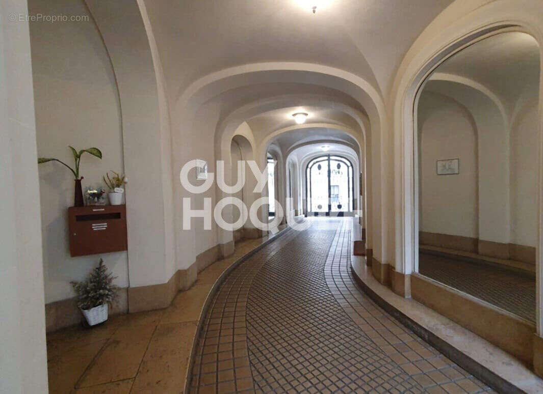 Appartement à PARIS-16E