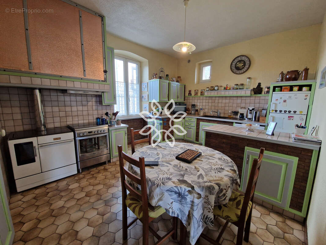 Maison familiale avec sous-sol complet et jardin - photo 3