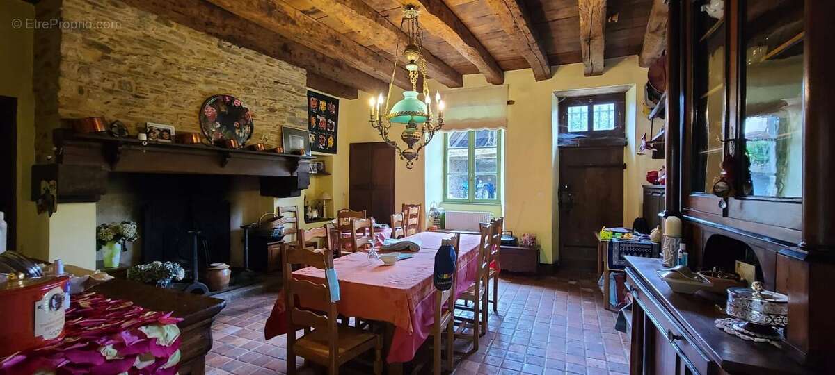 Maison à SAINT-YRIEIX-LA-PERCHE