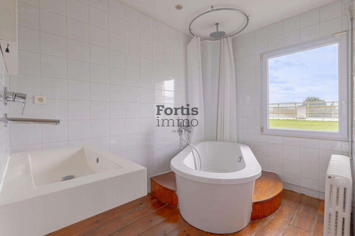 Maison à LE MESNIL-LE-ROI