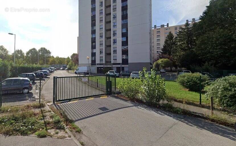 Parking à LE PONT-DE-CLAIX