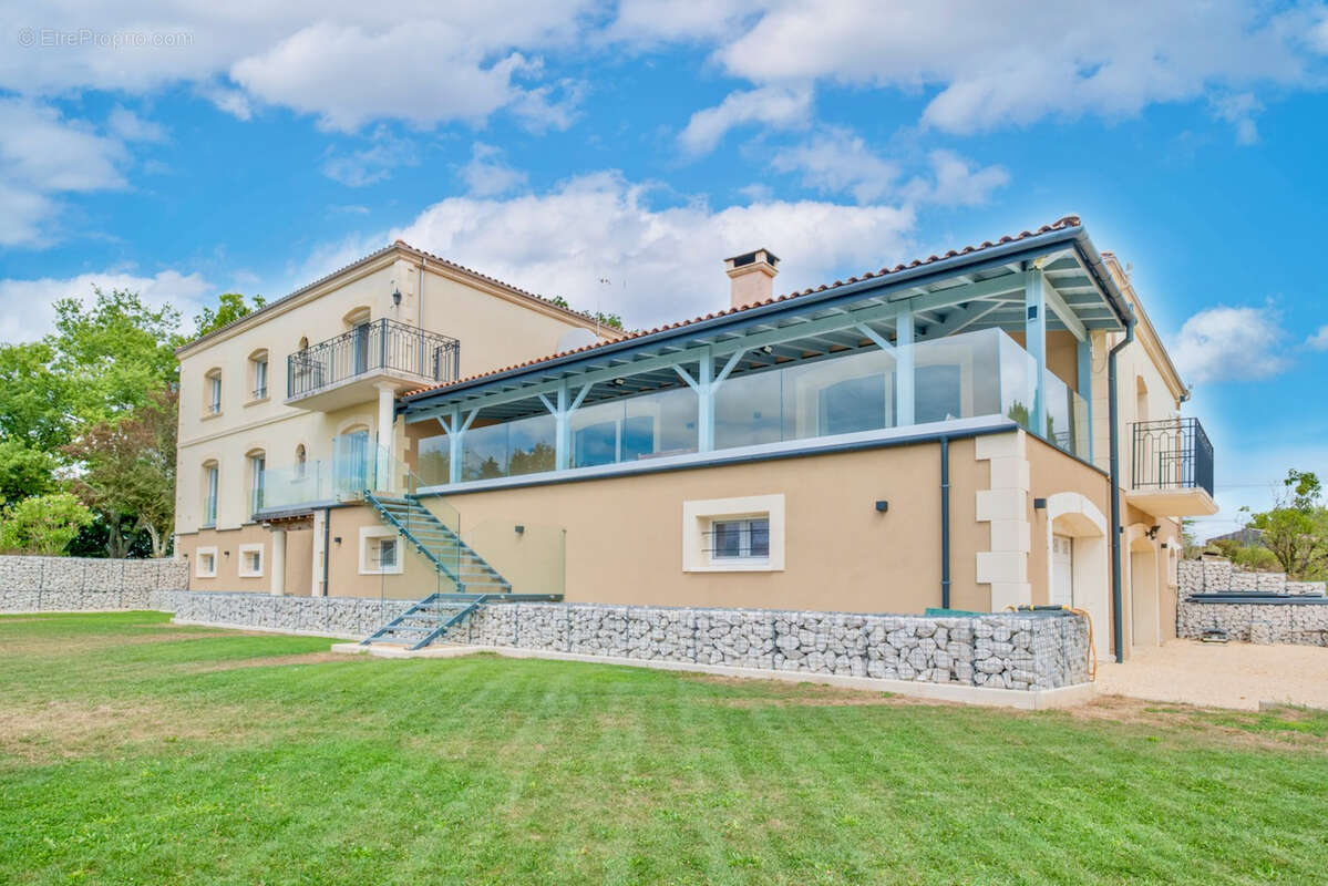 Maison de prestige d'environ 423m2 avec vue panoramique, piscine, gîte indépendant de 80m2 et prestations haut de gamme dans le  - photo 5