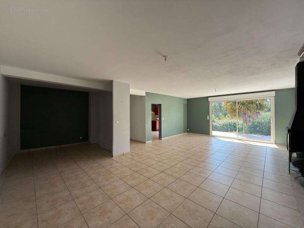 Maison 213 m² à Saint-Epain  - photo 6