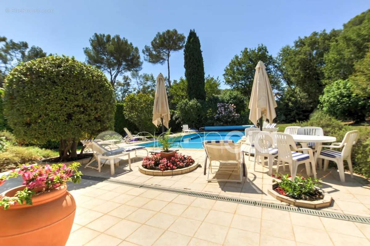 Maison à ROQUEFORT-LES-PINS