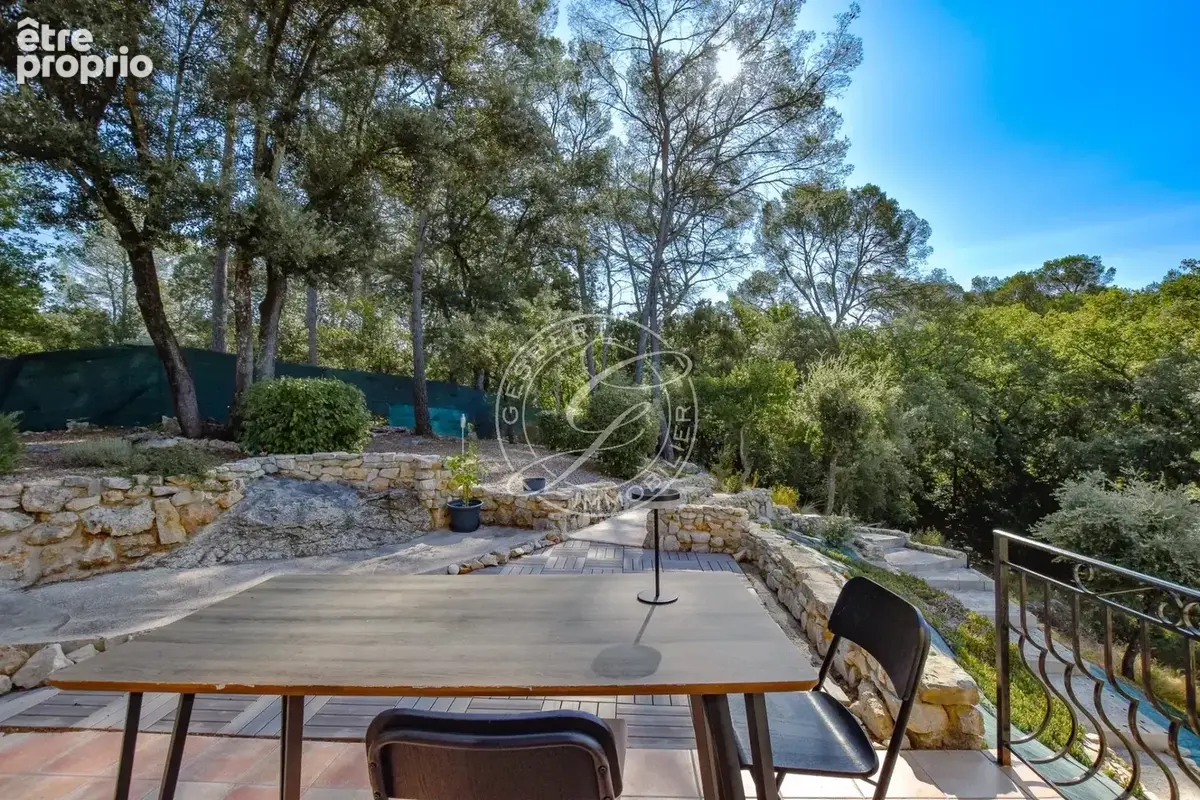 A VENDRE LORGUES - Villa traditionnelle avec piscine et vue dégagée - photo 6