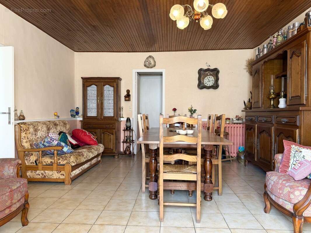 Salle à amanger - Maison à MEZIERES-SUR-PONTHOUIN