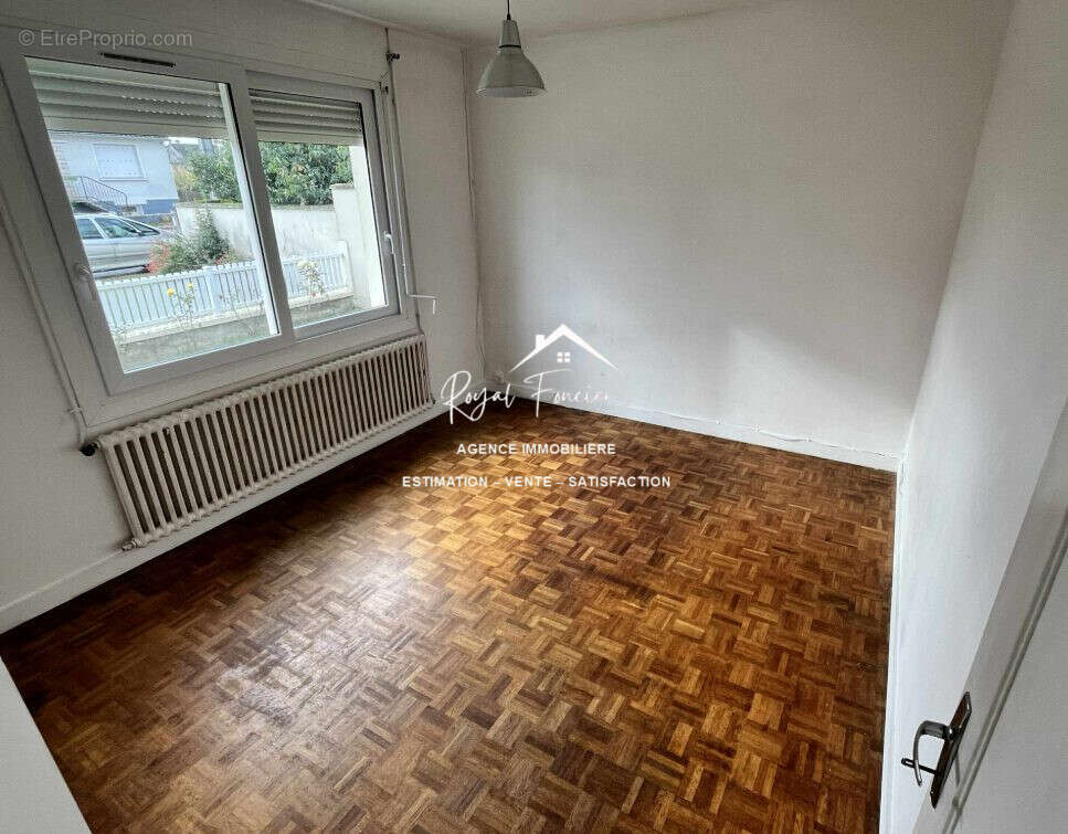 Chambre - Maison à DANGE-SAINT-ROMAIN