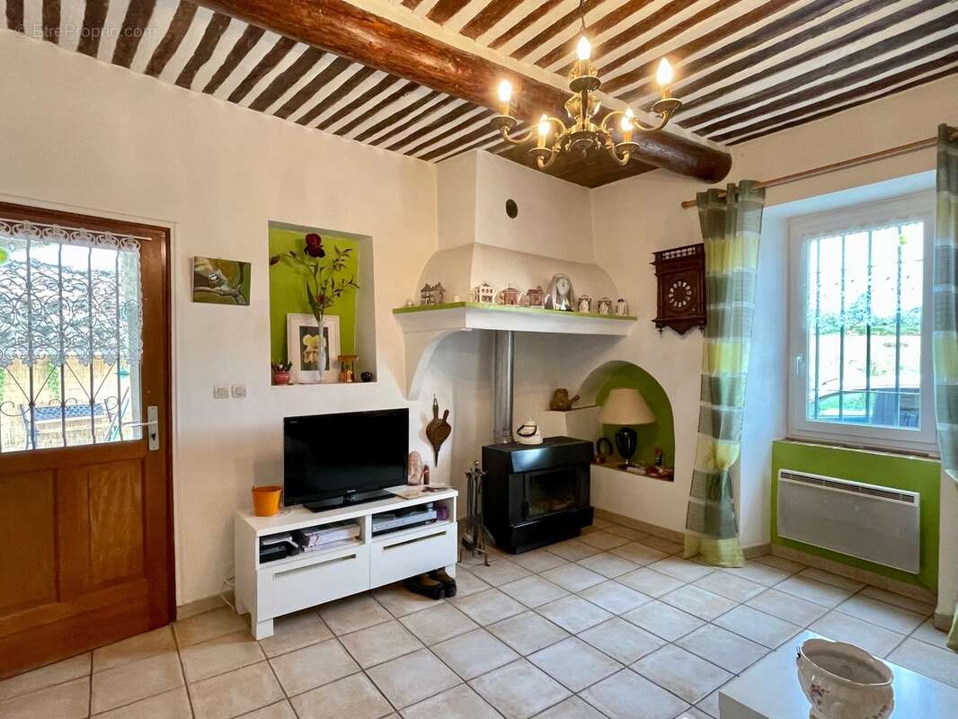 A vendre Bâtisse en pierre rénovée de 235 m² habitables et ses dépendances de 300 m2 - Terrain de 100 000,00 m² - photo 31