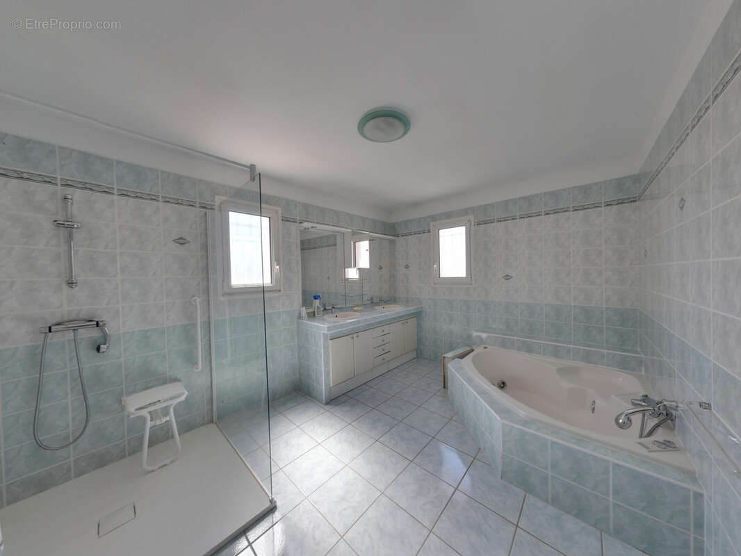 Maison à MONTELIMAR