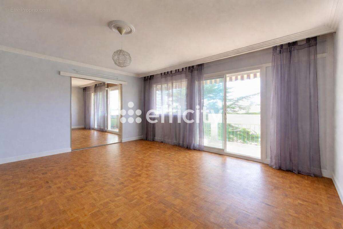 Appartement à PIERRE-BENITE