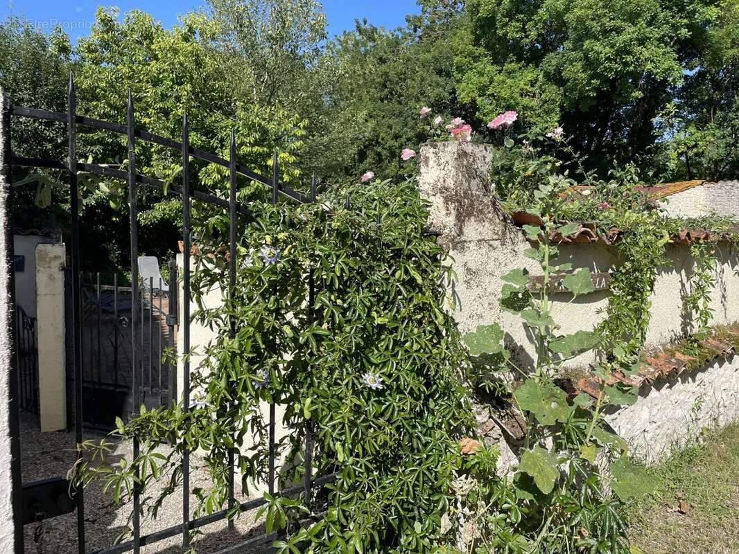 Maison à SAINT-PIERRE-DE-JUILLERS