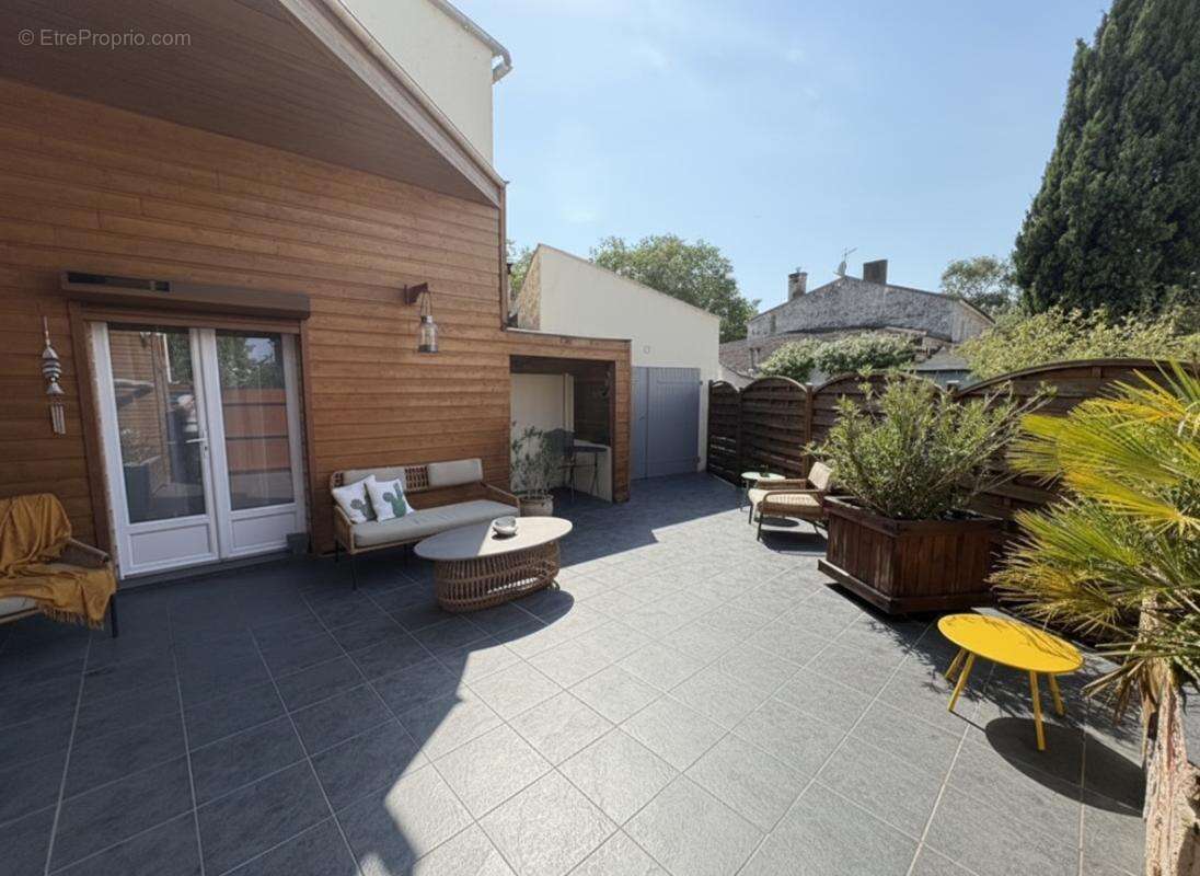 Maison à CHAILLEVETTE
