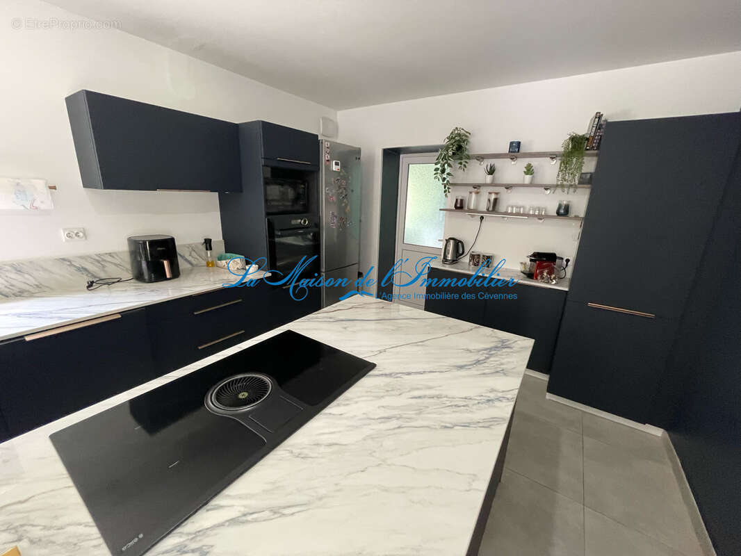 Entre ANDUZE et LASALLE, grande maison de 187 m2 hab F6  sur 1280 lm2 de terrain avec piscine - photo 7