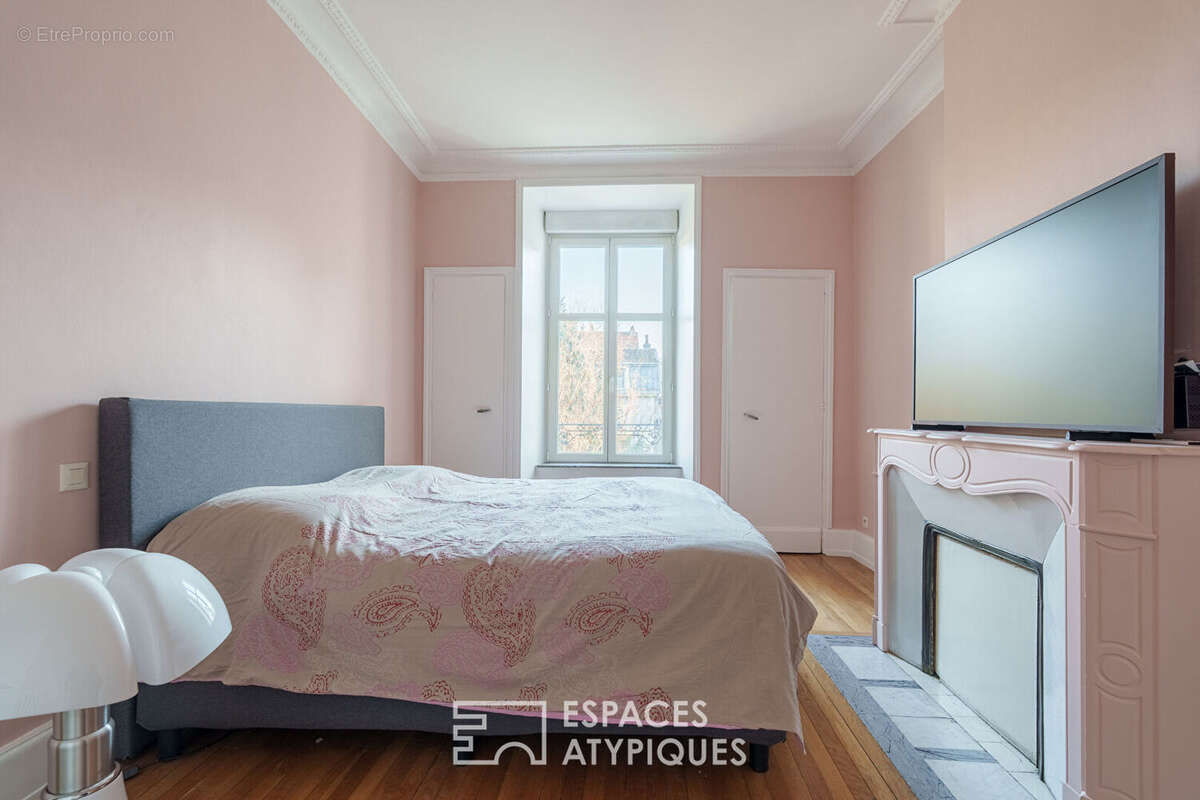 Appartement de charme rénové dans un immeuble de caractère - photo 10