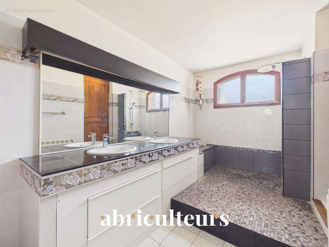 Propriété de 308 m² sur 1 hectare — 8 pièces — Lambesc (13410) - photo 9