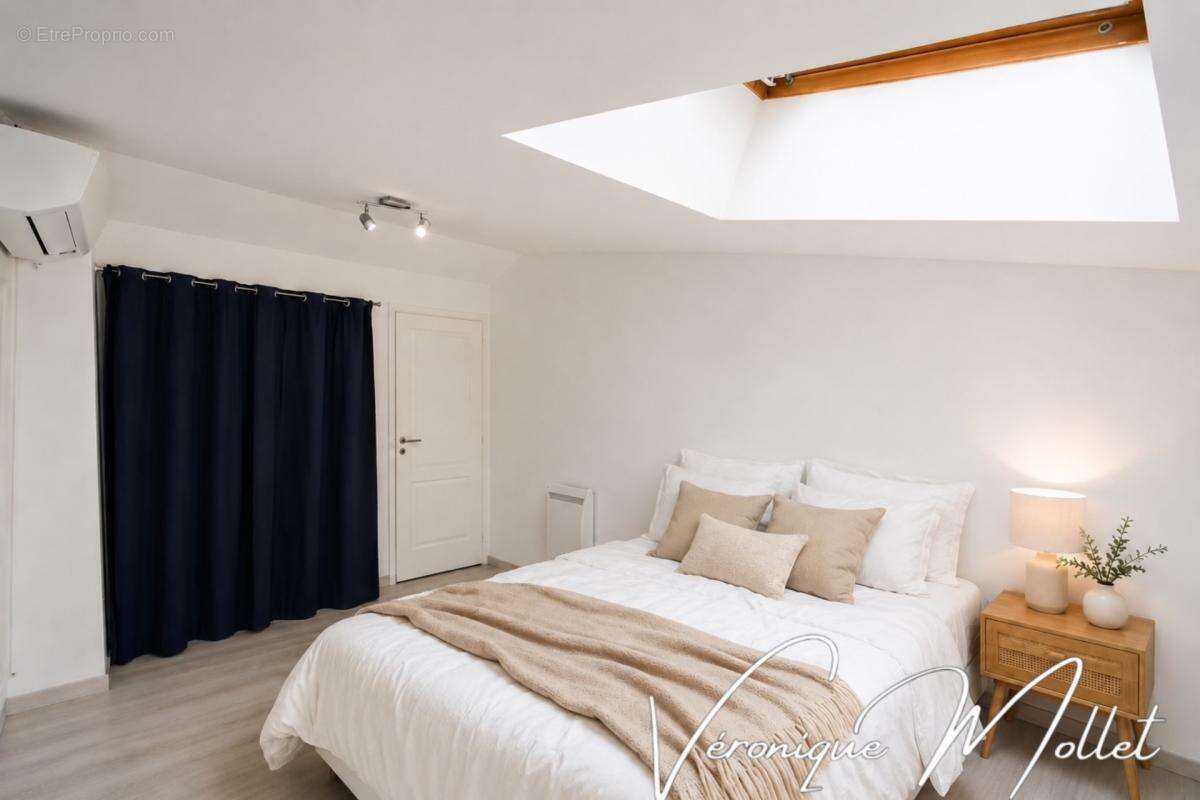 AU CŒUR DE SAINT ANDRE DE CUBZAC – Maison de ville, 2 chambres, 2 WC, buanderie, climatisation, tout à pieds ! - photo 3
