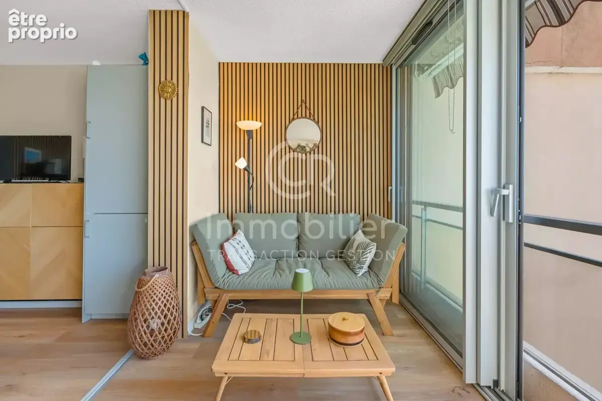 Cannes-La-Bocca – 2 pièces rénové avec vue mer, piscine et garage - photo 8