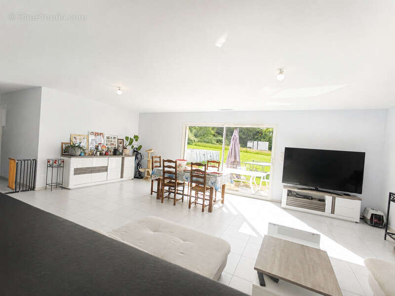 Maison contemporaine de 2021  Garantie décennale  DPE A  Terrain de près d'un hectare - photo 9
