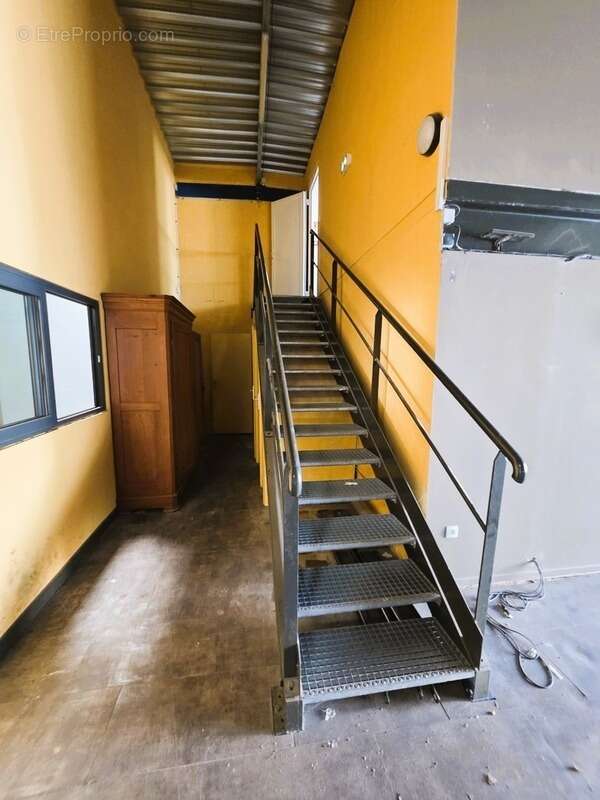 A MARENNES (17), A Vendre en coeur de zone d'activité Bâtiment commercial Mixte 383m², avec bureau-studio à l'étage - photo 8