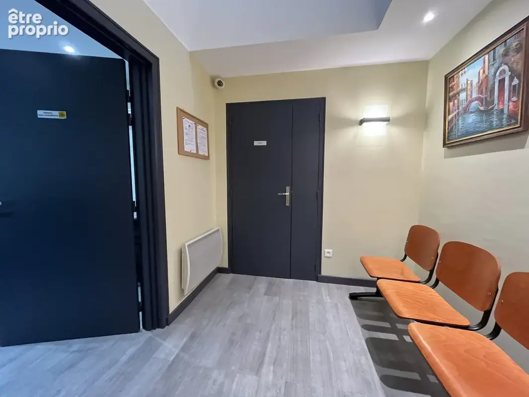 Immeuble de rapport avec un local commercial et deux appartements à St Jean d'Angely. - photo 6