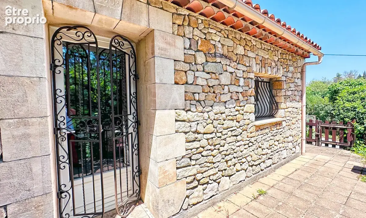 Superbe villa au calme et a la vue imprenable sur le château de cereste-en-luberon sur 7380m2 de terrain avec piscine - photo 8